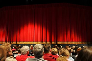 Сергей Грачев пожелал театральному сообществу полных залов, аплодисментов и творческих удач